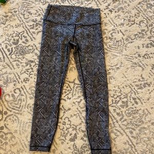 Lululemon wunder under training pants, size 6 length 25”